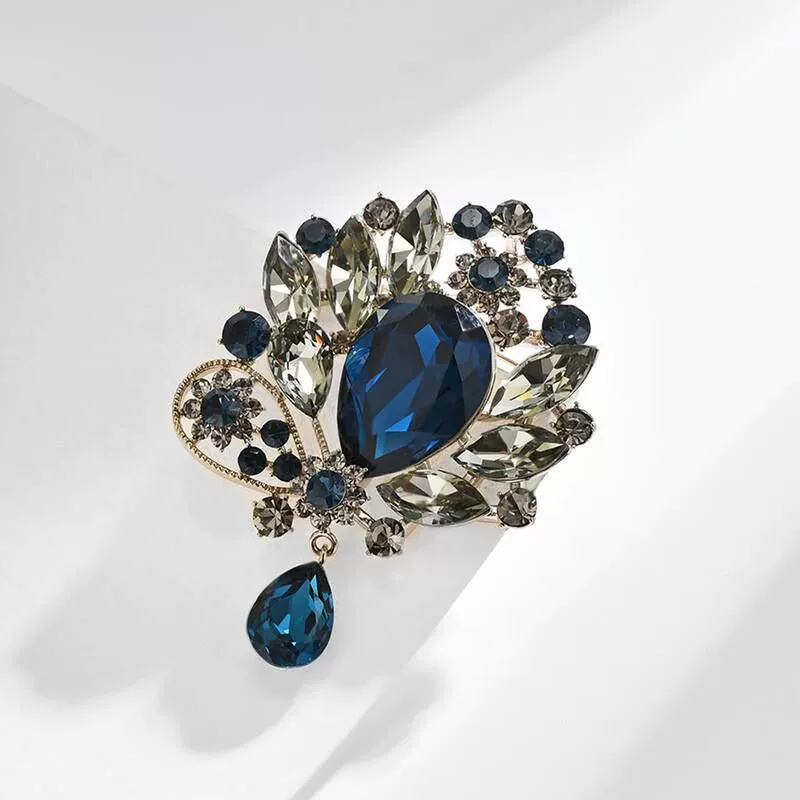 Vintage Crystal Brooch Pendant – Timeless Elegance, Sparkling Charm Vintage Crystal Brooch Pendant – Timeless Elegance, Sparkling Charm
