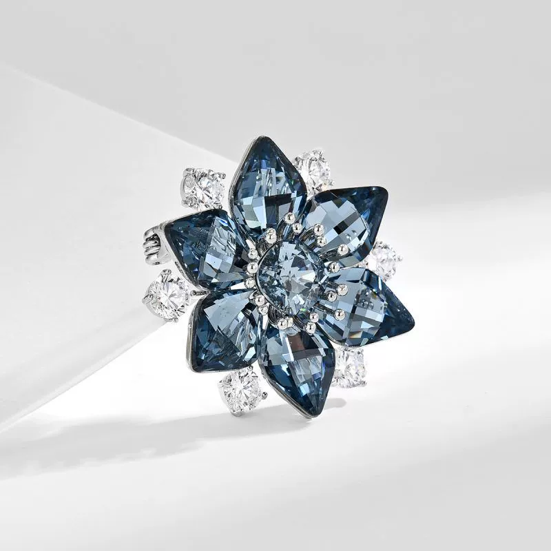 Snowflake Brooch – Elegant Winter Charm Snowflake Brooch – Elegant Winter Charm