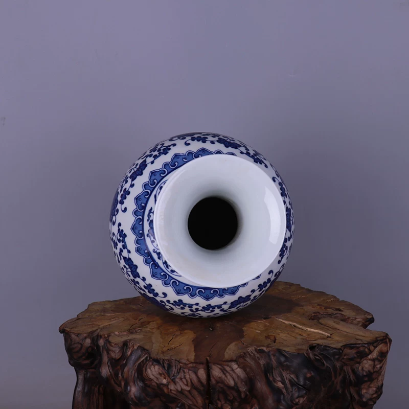 Blue White Vase – Timeless Chinese Elegance – 1 Blue White Vase – Timeless Chinese Elegance - 1