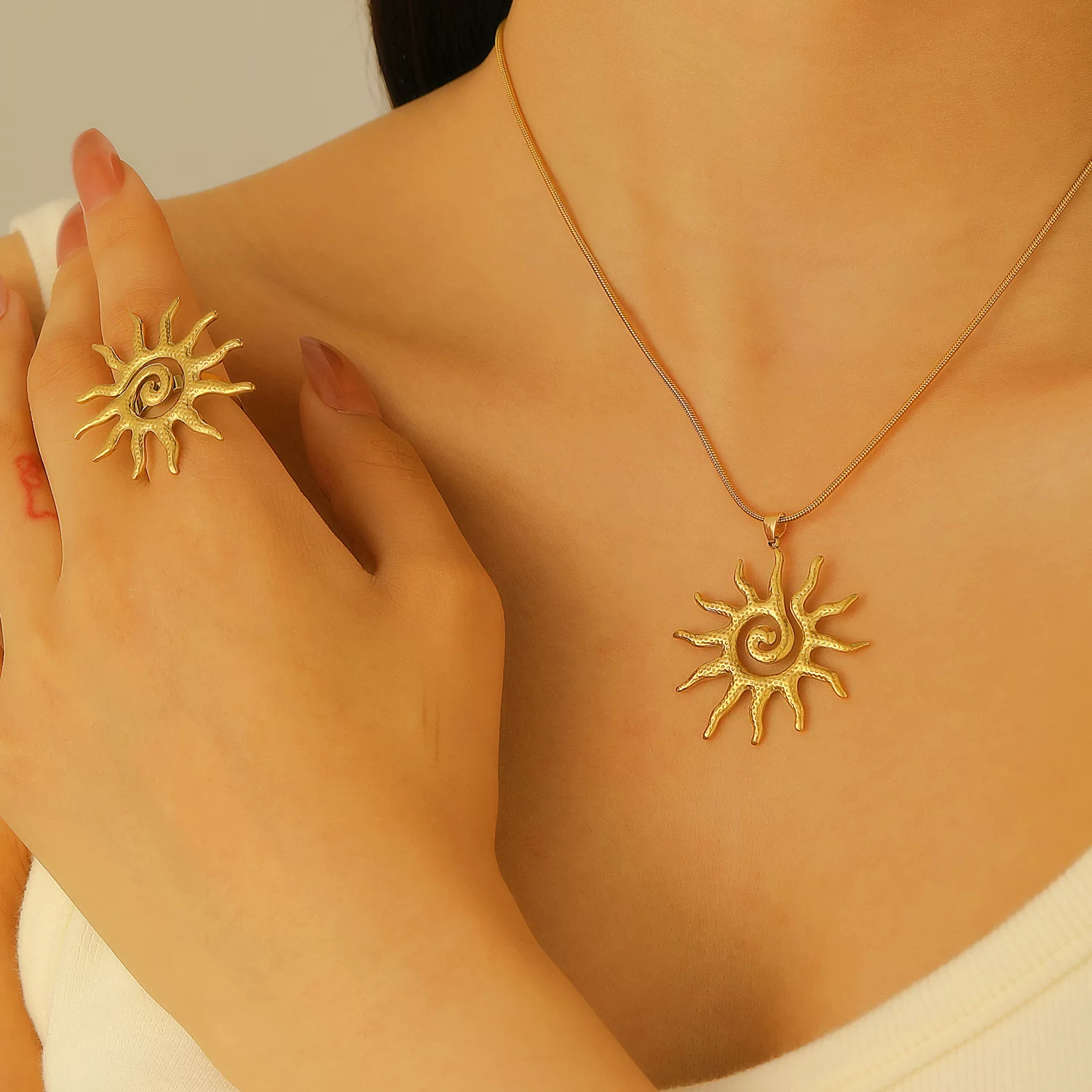 Hollow Sun Necklace Ring Set – Elegant Gold-Plated Style Hollow Sun Necklace Ring Set – Elegant Gold-Plated Style